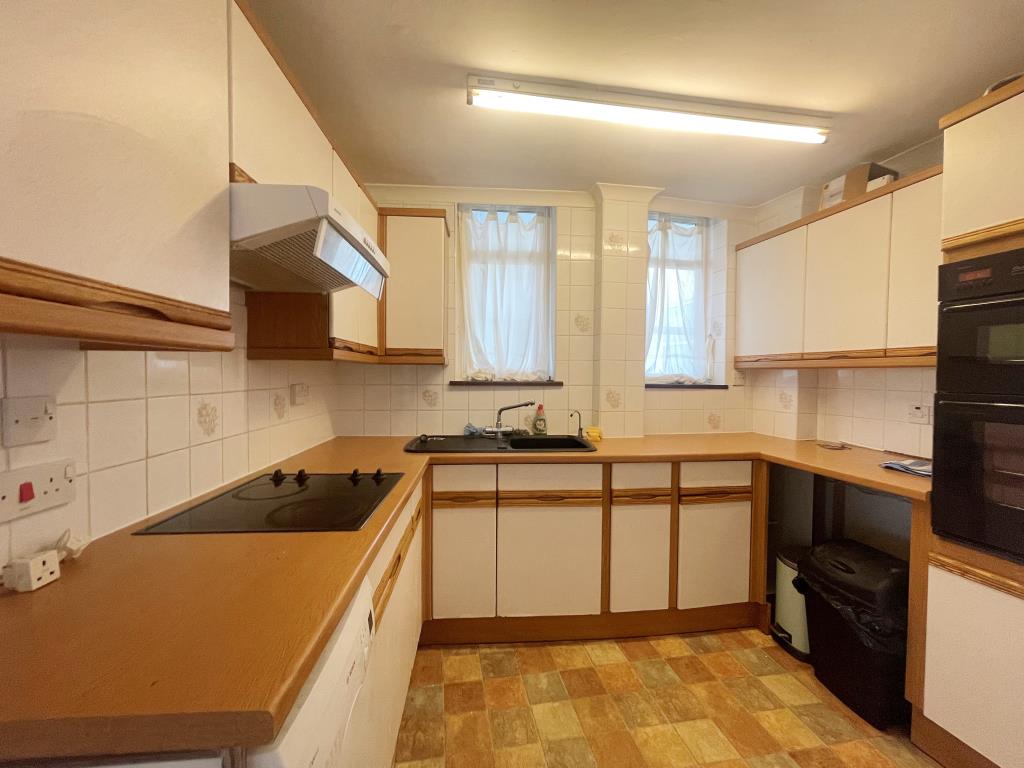 Lot: 131 - PENTHOUSE FLAT WITH STUNNING VIEWS OF SEAFRONT AND SURROUNDING COUNTRYSIDE - Kitchen with fitted units